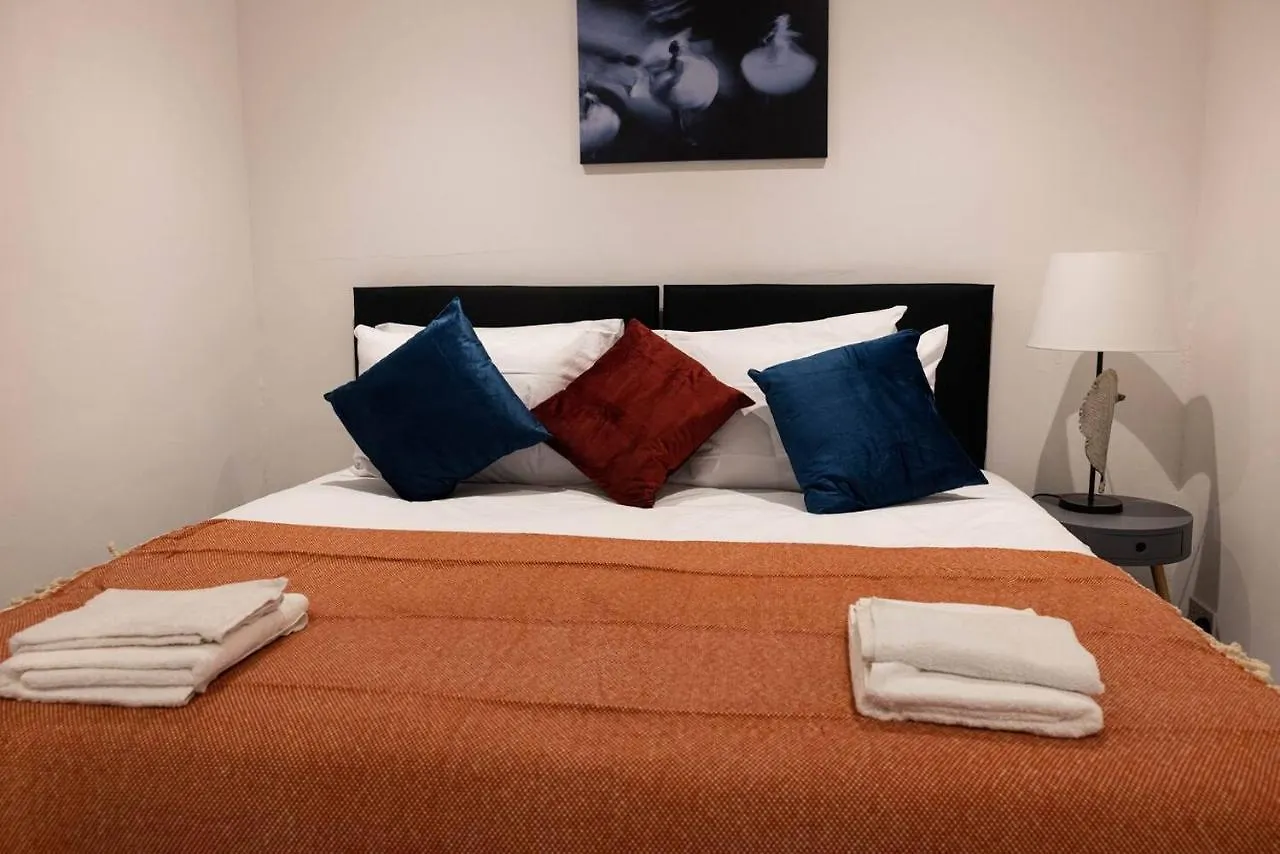 3 Bedroomflat-Free Parking-Wifi-Parking-8People London Apartment
