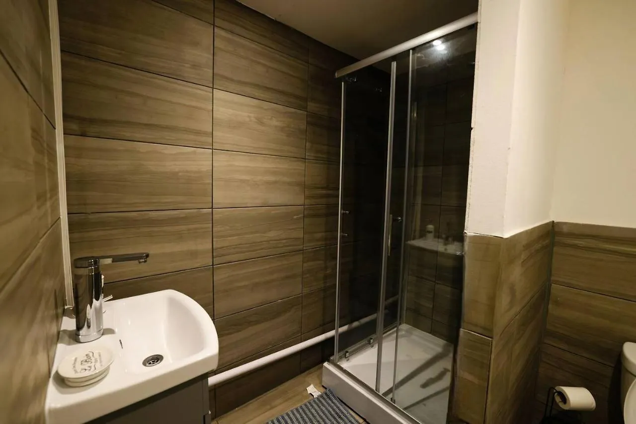 3 Bedroomflat-Free Parking-Wifi-Parking-8People London Apartment